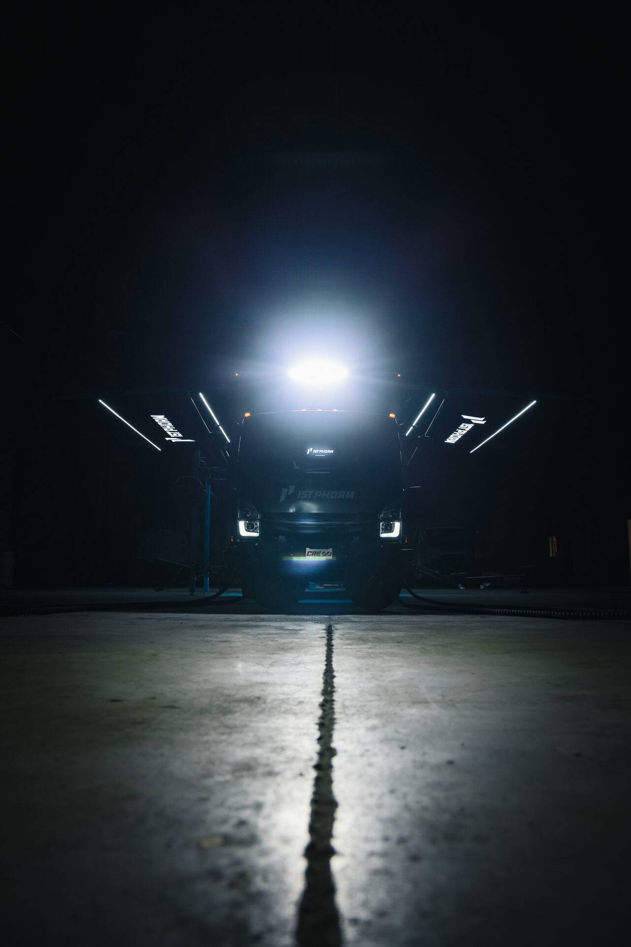 Fit Truk 3.0 exterior side view at night